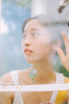 解开姐姐的胸罩